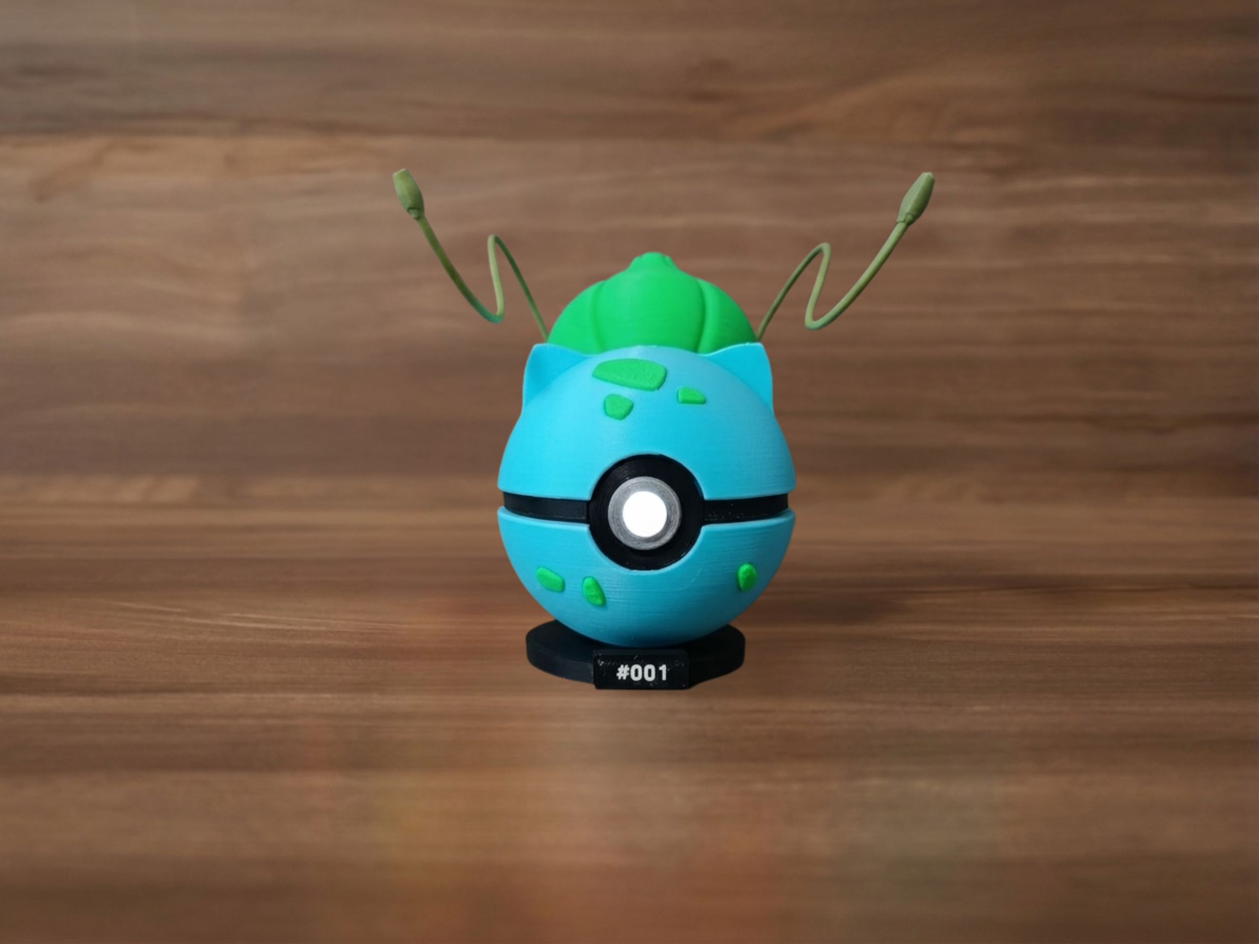 Pokéball Temática de Bulbasaur (#001) – Figura de Colección con Peana