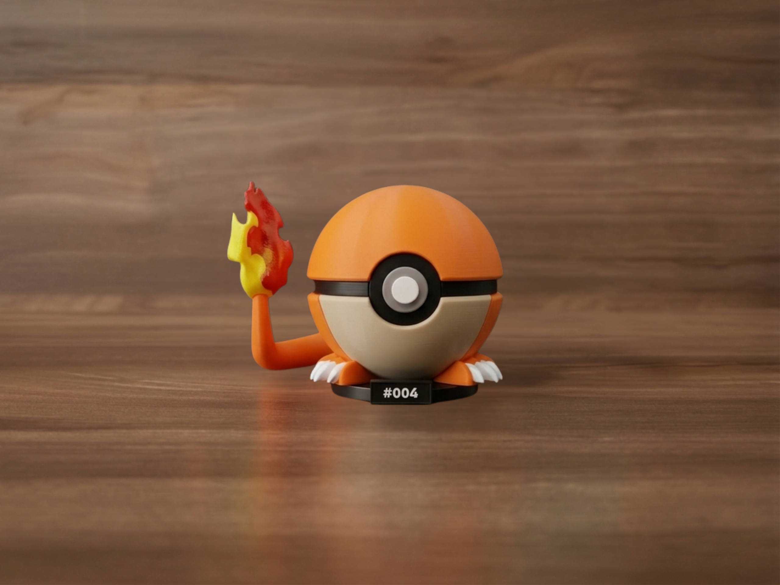 Pokéball Temática de Charmander (#004) – Figura de Colección con Peana