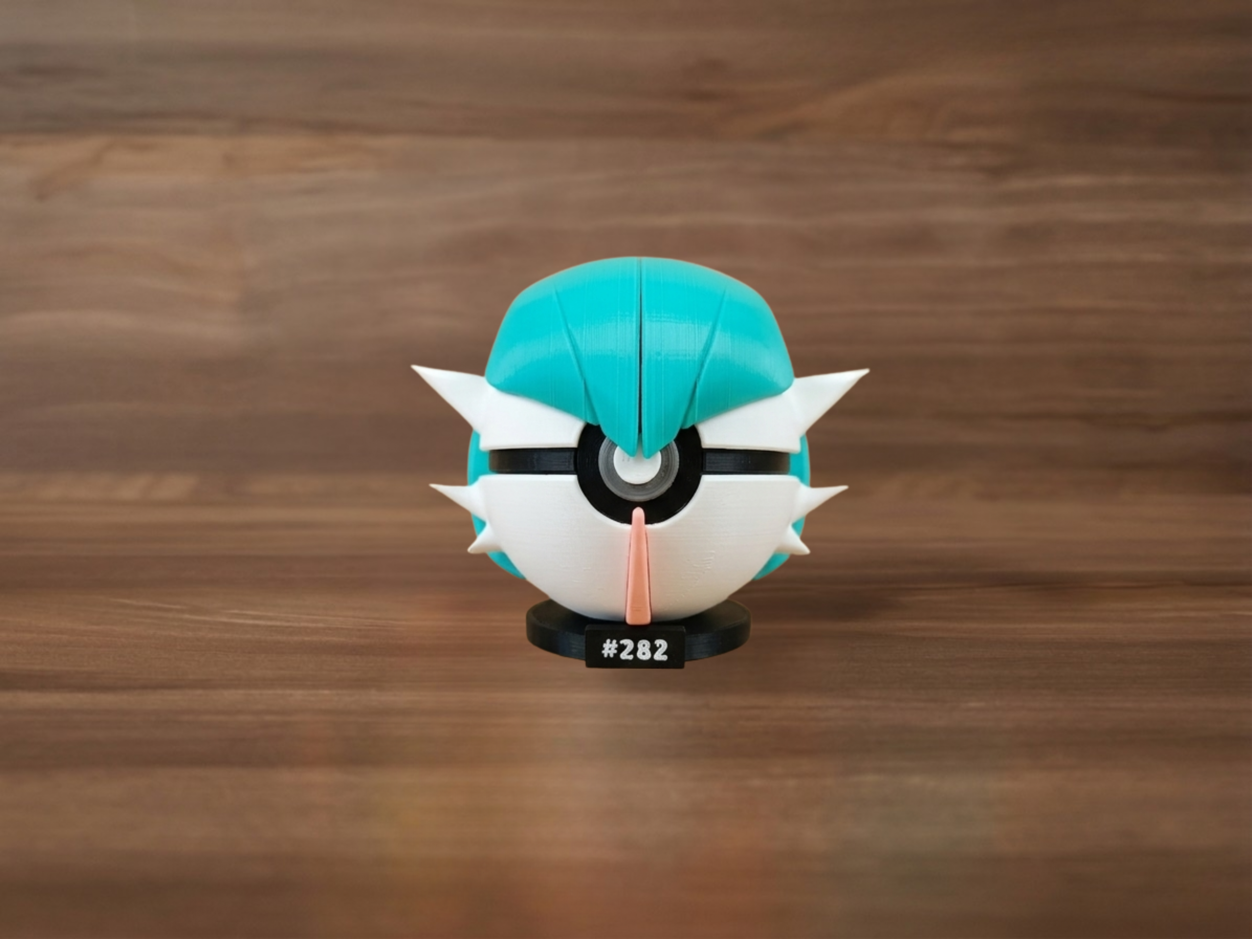 Pokéball Temática de Gardevoir (#282) – Figura de Colección con Peana
