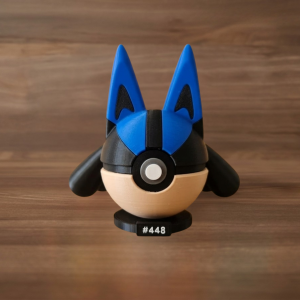 Pokéball Temática de Lucario (#448) – Figura de Colección con Peana