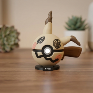 Pokéball Temática de Mimikyu (#778) – Figura de Colección con Peana