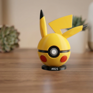 Pokéball Temática de Pikachu (#025) – Figura de Colección con Peana