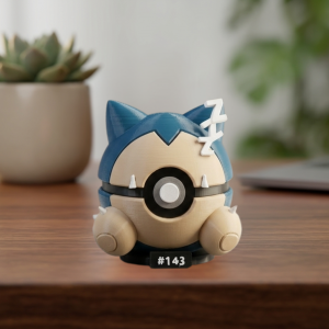 Pokéball Temática de Snorlax (#143) – Figura de Colección con Peana