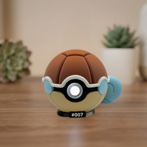 Pokéball Temática de Squirtle (#007) – Figura de Colección con Peana