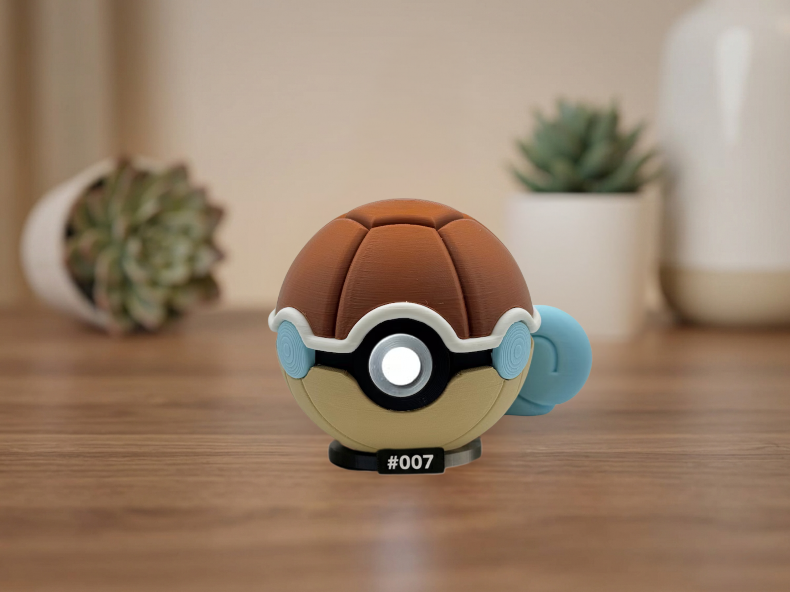 Pokéball Temática de Squirtle (#007) – Figura de Colección con Peana