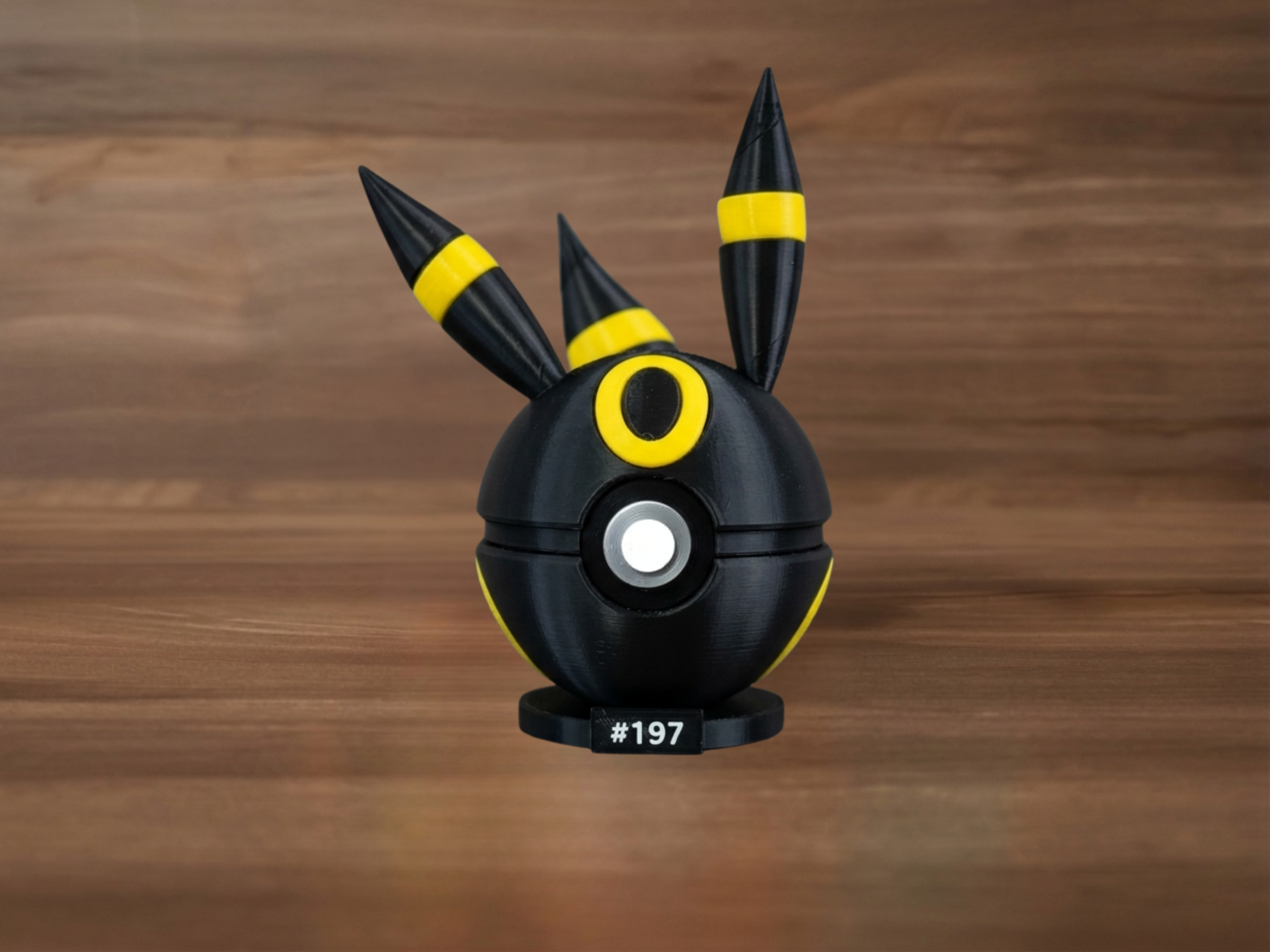 Pokéball Temática de Umbreon (#197) – Figura de Colección con Peana