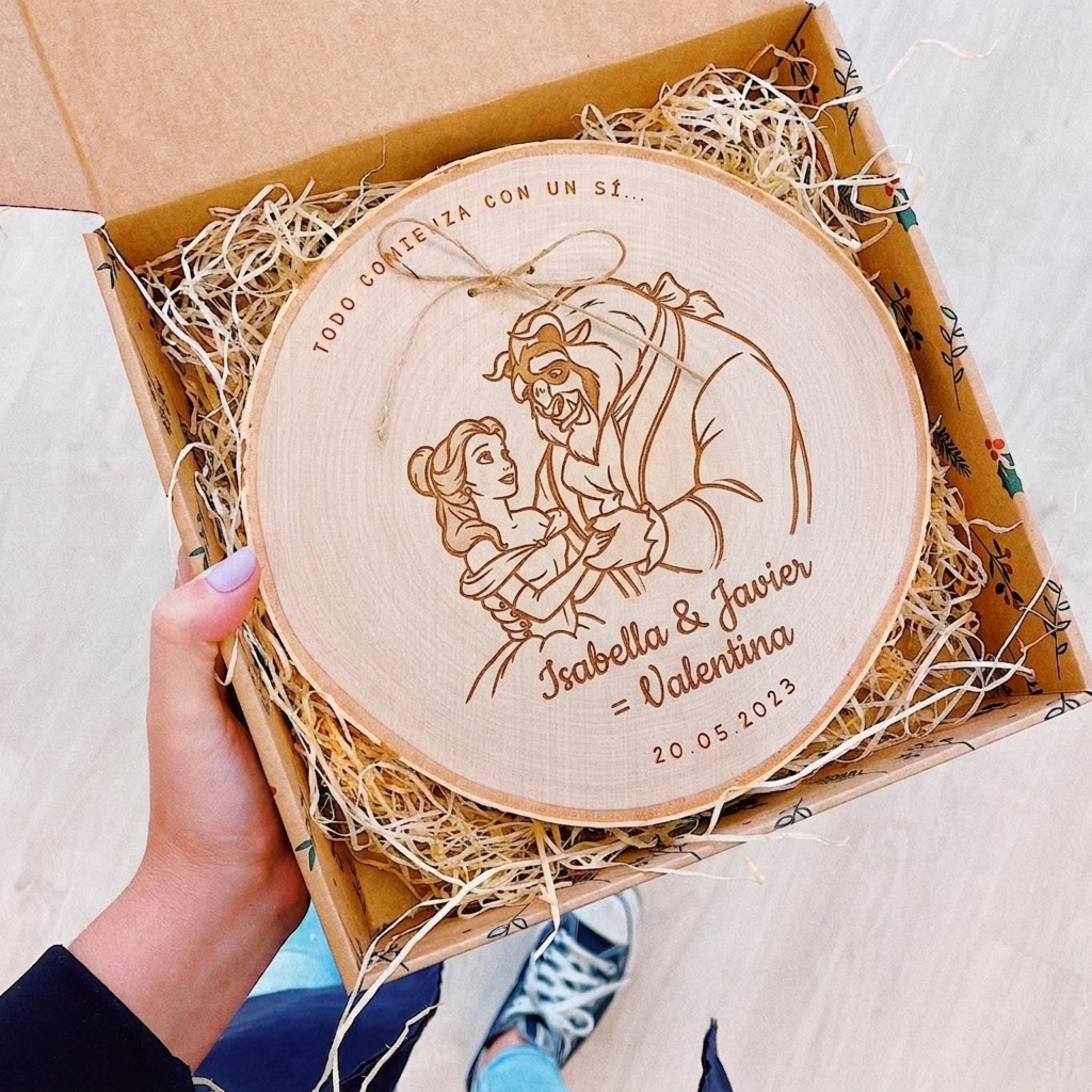 Portaalianzas de Madera Personalizado – Rodaja Natural Grabada para Bodas - Imagen 3