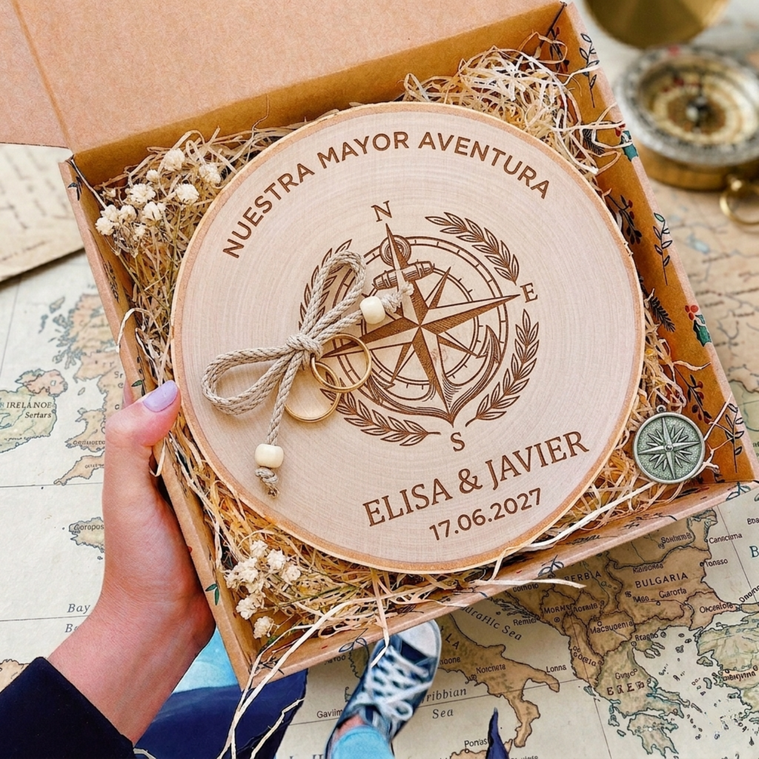Portaalianzas de Madera Personalizado – Rodaja Natural Grabada para Bodas - Imagen 4